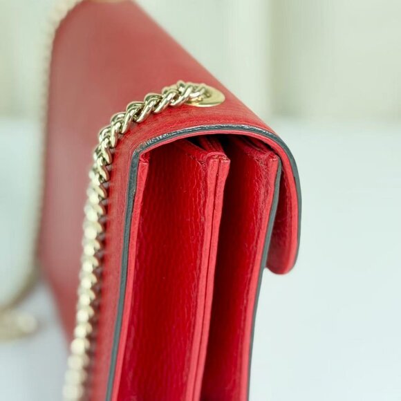 Gucci Red Leather GG Logo Crossbody Bag with Chain Strap & Gold Hardware - Picture 5 of 10